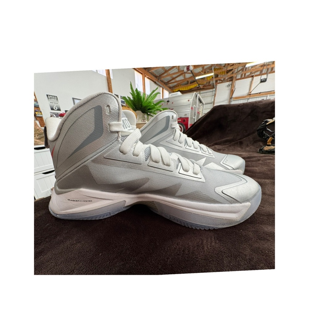 Moolah women’s sports shoes New!!